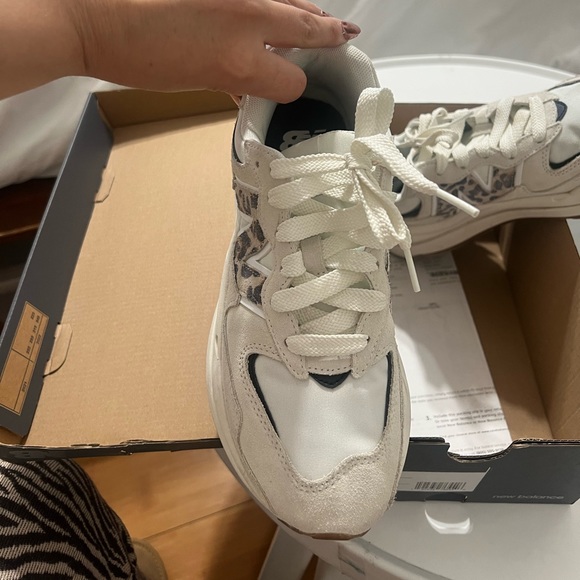 New Balance 5740- SOLD OUT EVERYWHERE! - Picture 3 of 5